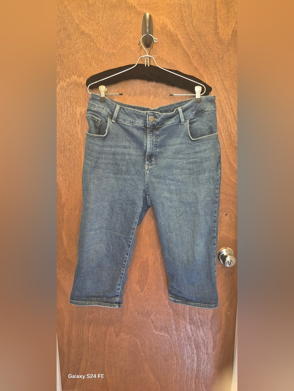Riders by Lee Medium Blue Cropped Denim Capris